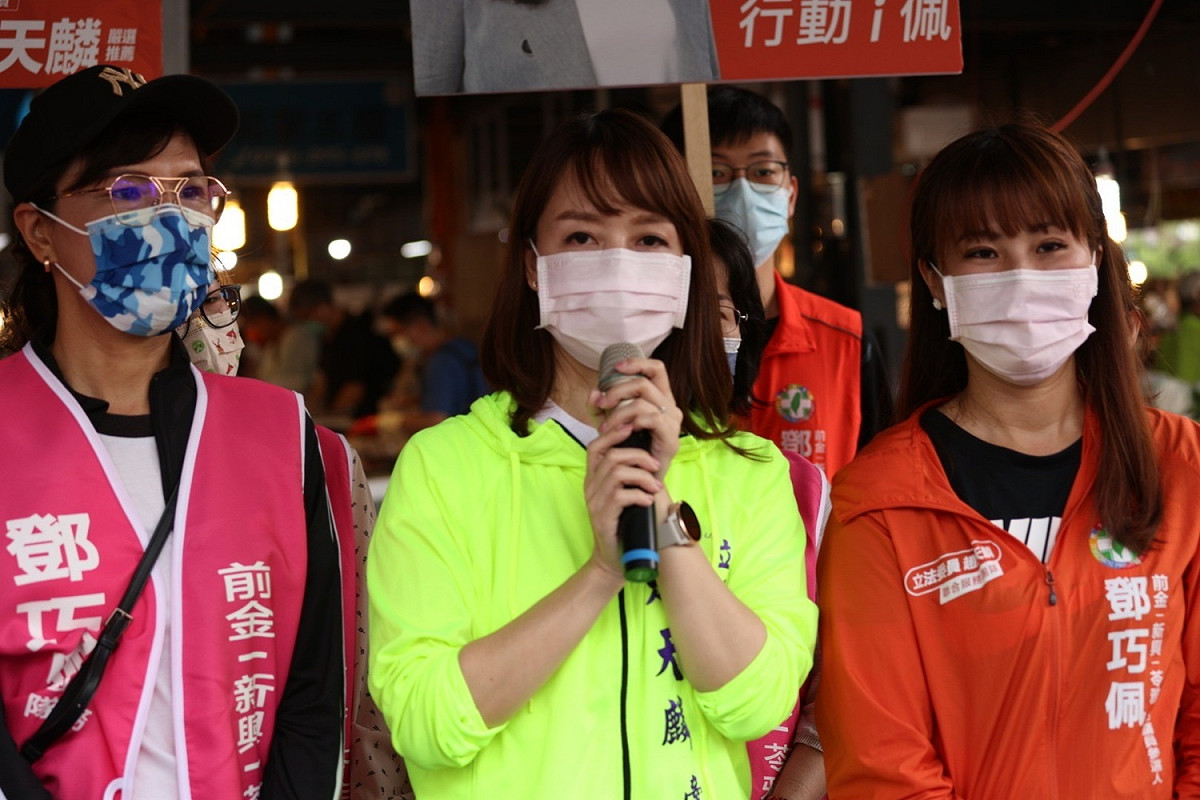 趙天麟太太丁雅婷(中)推薦鄧巧佩。 圖：趙天麟服務處提供
