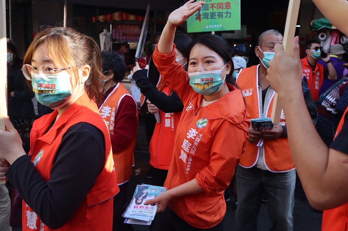 李庭慧(中)因一場街頭偶遇引發論戰頗為自責。 圖：趙天麟服務處提供