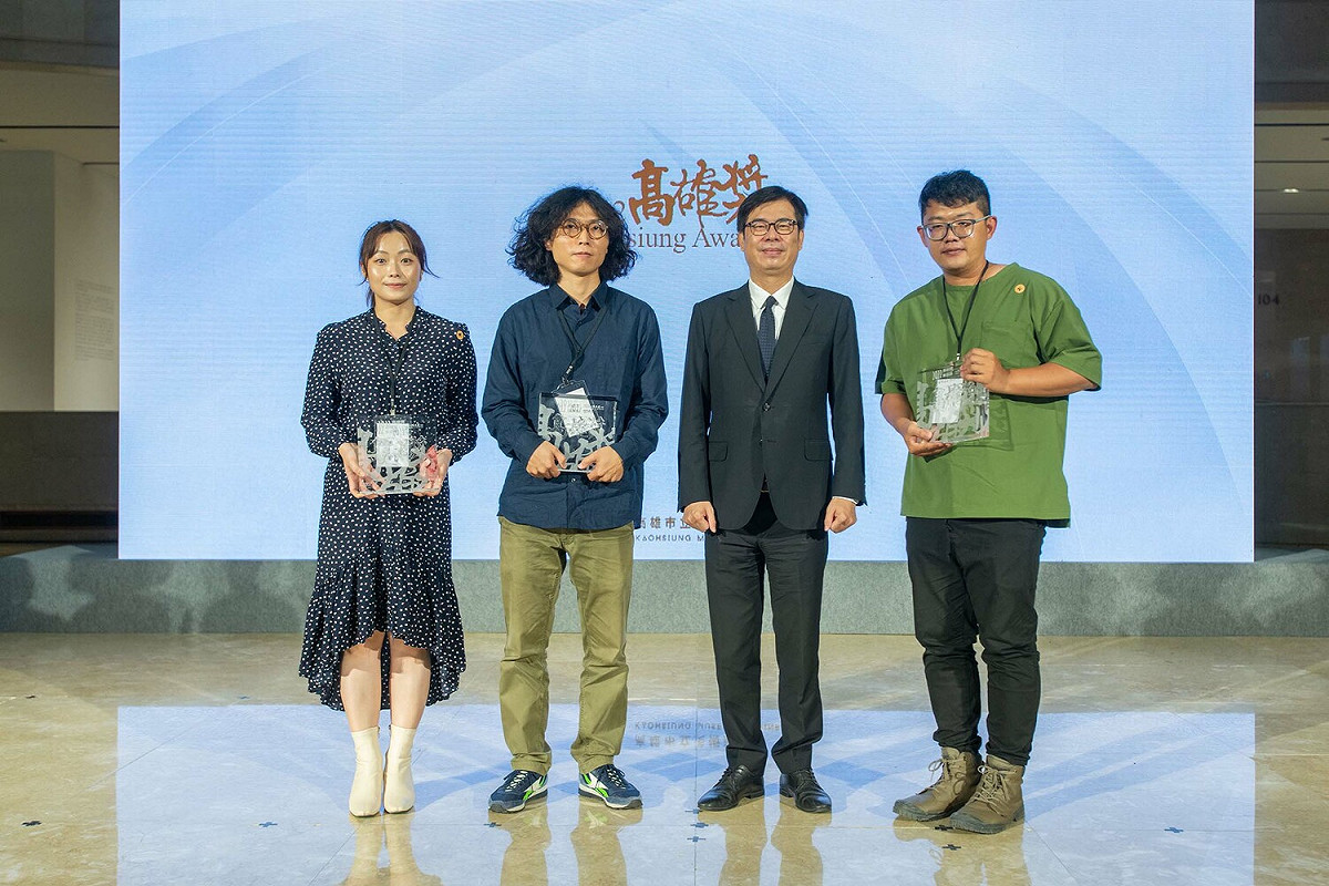 陳其邁(右二)與三位首獎得獎。 圖：高雄市文化局提供