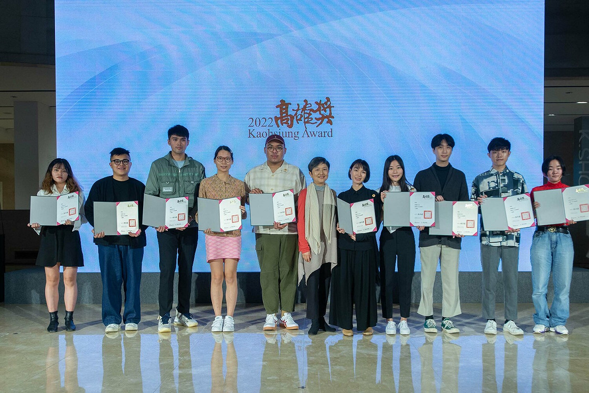 李玉玲(中)與入選獎得主。 圖：高雄市文化局提供