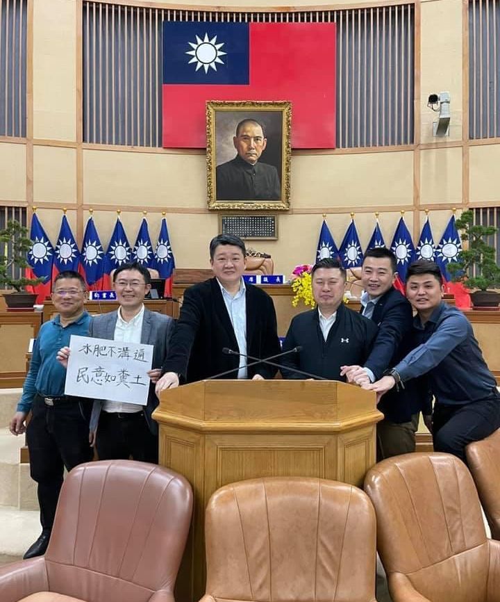 民進黨新北市議員林銘仁（左起）、李坤城、何博文、張志豪、張錦豪及廖宜琨在議場合影，其中何博文及李坤城相繼宣佈棄選連任。 圖：民進黨新北市議會黨團提供