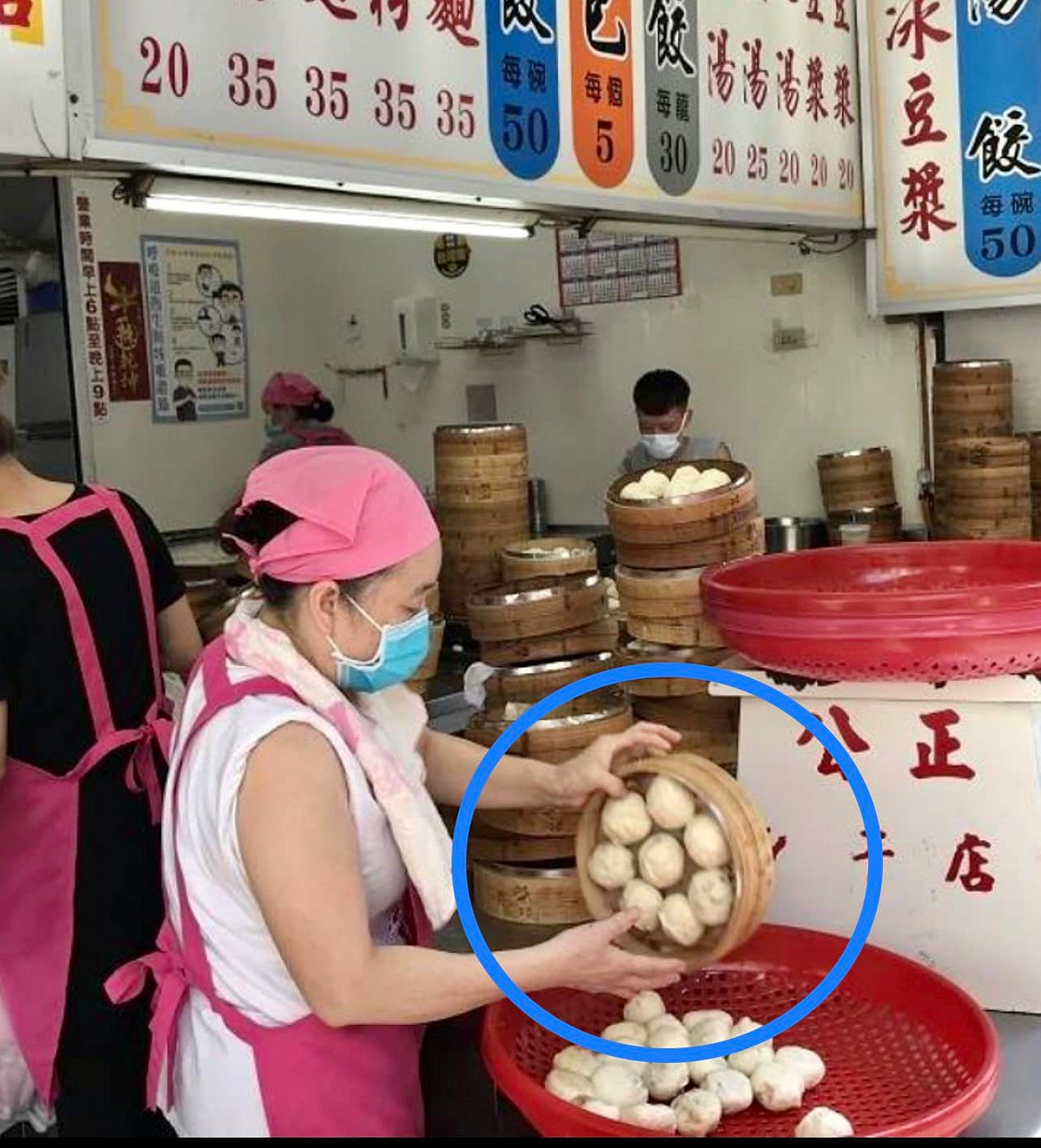 李來希貼出圖片反嗆公正包子店，過去是一籠8顆，現在一籠10顆就是縮小。 圖:李來希臉書