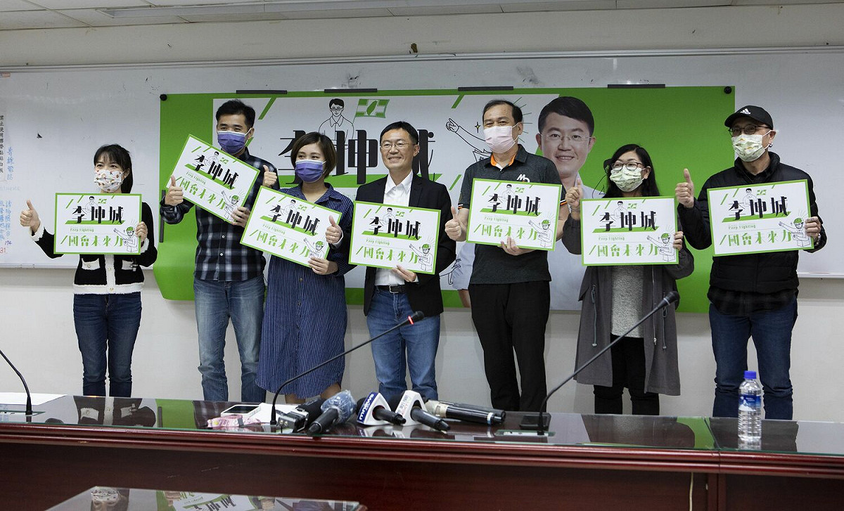 新北市議員李坤城（中）上午由中小學家長代表、動保人士及民間團體陪同，宣布棄選市議員連任，直攻2024立委。 圖：李坤城提供