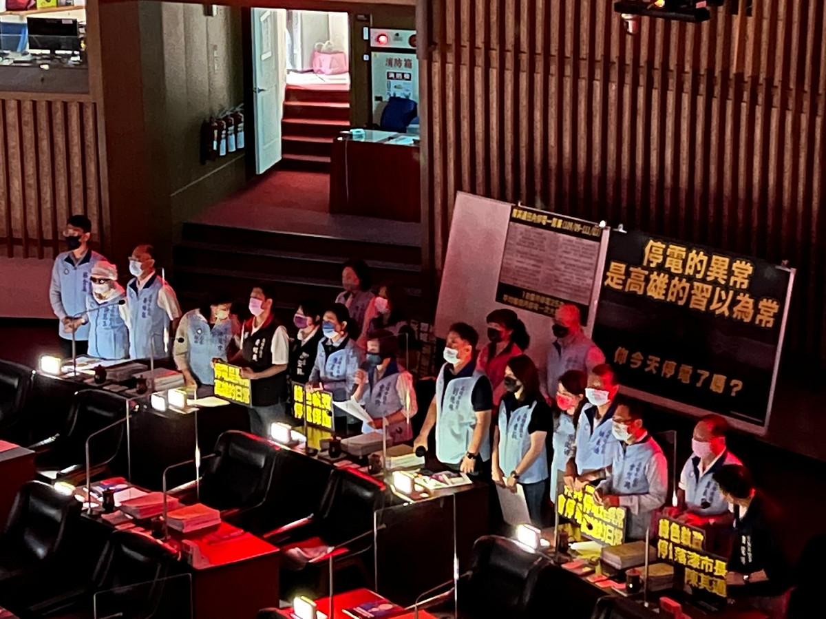 高市議會國民黨團質詢時模擬停電。 圖:高市議會國民黨團提供
