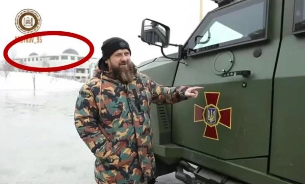 卡德羅夫宣稱自己捕獲到一輛烏克蘭的軍車，但卻被發現背景根本是在車臣的總統府。 圖:翻攝自推特