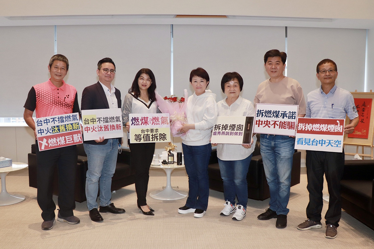 台中市議會國民黨團重要成員向市長盧秀燕致意。  國民黨團/提供