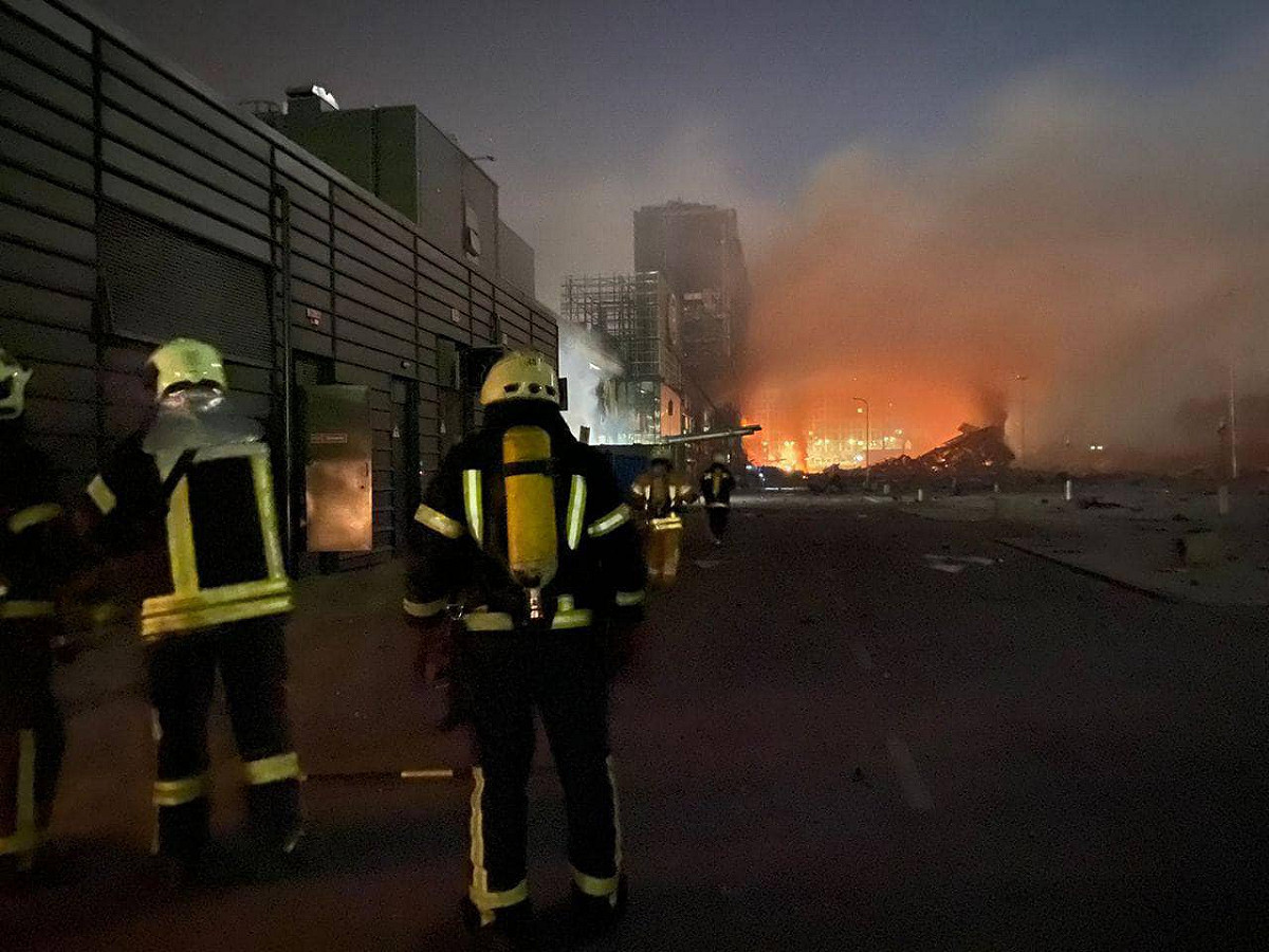 烏克蘭首都基輔遭俄軍砲擊，一處購物中心中彈起火。幾條街外都清楚可見兇猛火勢。 圖：翻攝Головне управління ДСНС України у м.Києві臉書
