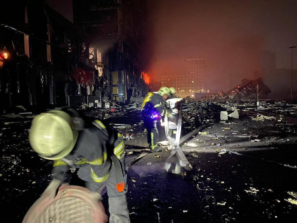 烏克蘭首都基輔遭俄軍砲擊，戰火使遍地布滿瓦礫，還有被燒毀的車輛殘骸。 圖：翻攝Головне управління ДСНС України у м.Києві臉書