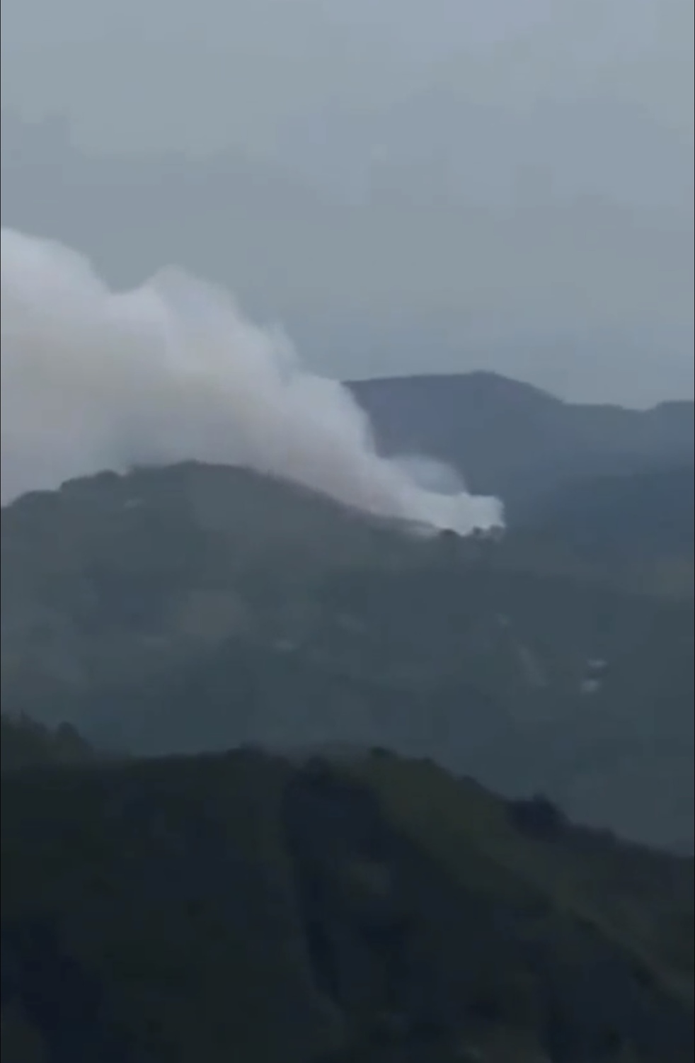 東方航空公司今日一架從昆明飛往廣州客機發生事故，失聯後墜機引發山火。 擷取自影片