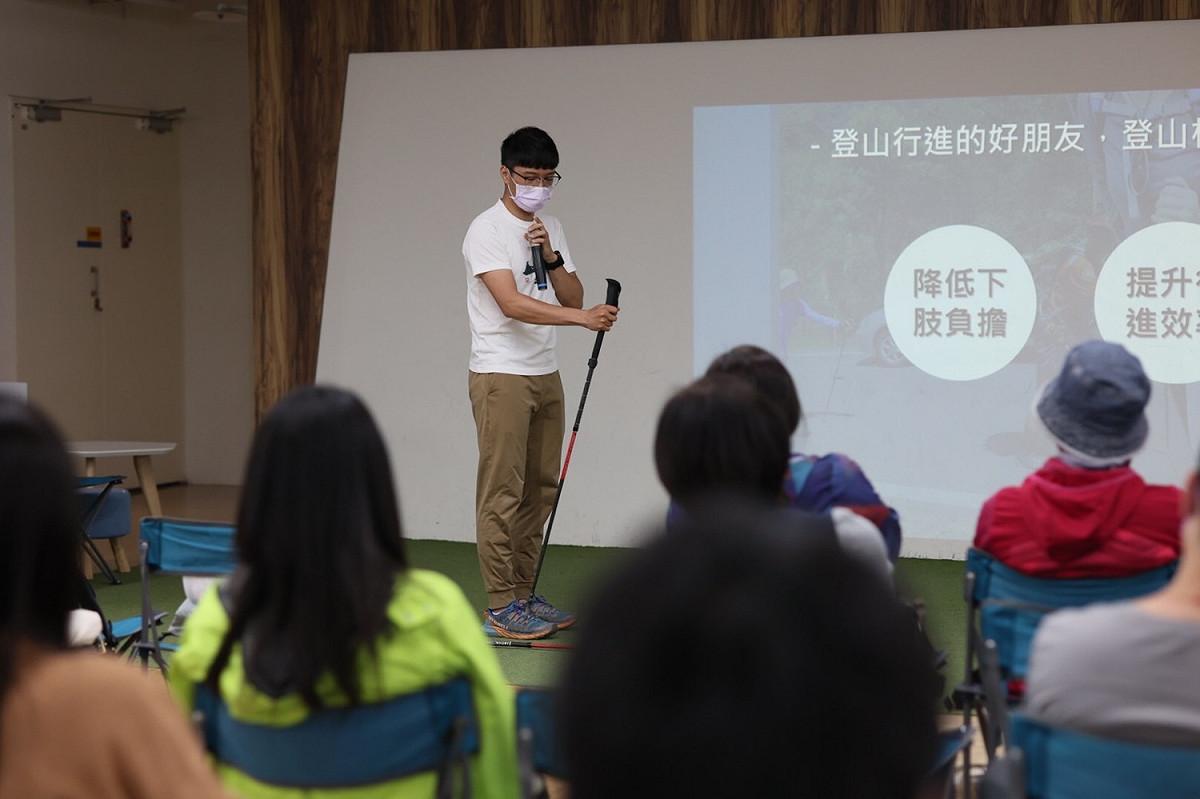 「淡蘭學登山講座」講師江泓均分享行程規劃的重要性及登山行進技巧。 圖：新北市觀旅局提供
