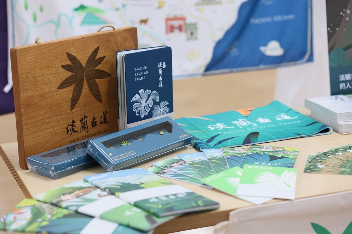 「淡蘭學登山講堂」現場展示淡蘭古道精美的系列周邊商品。 圖：新北市觀旅局提供