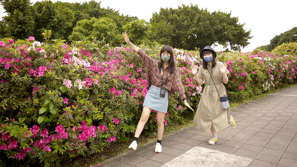 與好友一同賞杜鵑花。 圖：新北市水利局提供