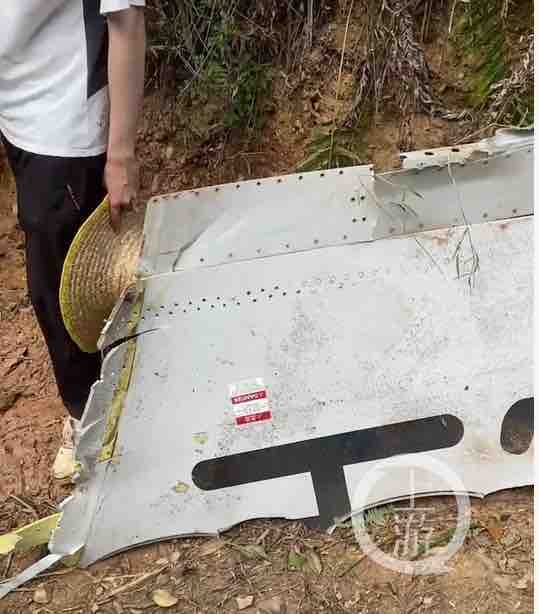 中國東航客機墜毀後在廣西發現的機體殘片，機上一百多人至今未發現有人生還。 圖：翻攝自《上游新聞》