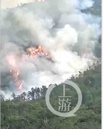 中國東方航空波音737客機在廣西梧州墜毀後，引發山林大火。 圖：翻攝自《上游新聞》（資料照）