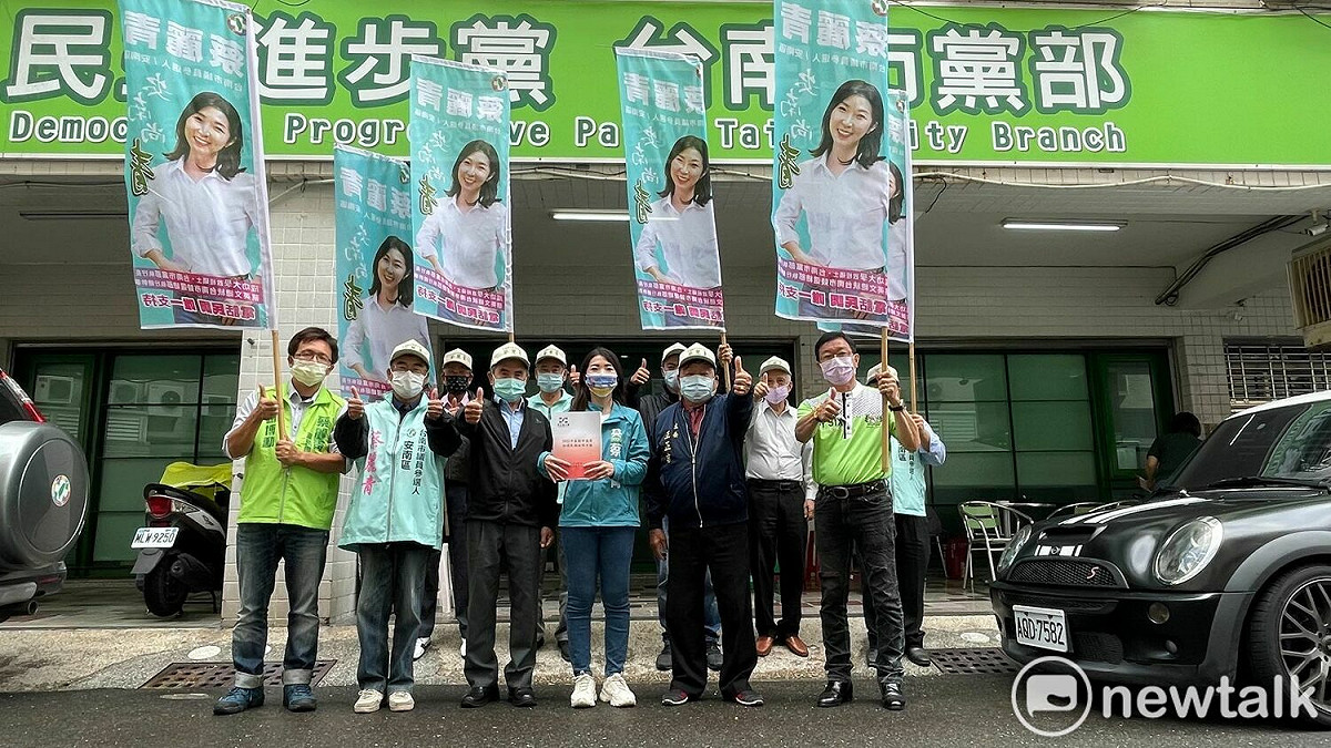 第6選區議員參選人蔡麗青在塩田科技鎮安宮眾委員及支持者簇擁下完成登記。 圖：黃博郎／攝