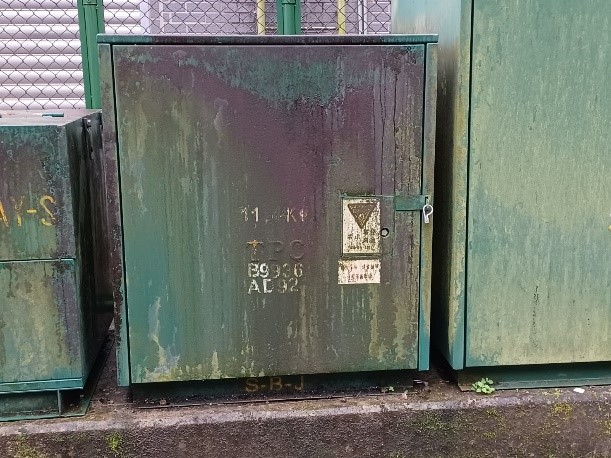 電箱上的電力座標B9936AD92，也是由英數9或11碼組成的字串，偏避地點民眾報案請提供此兩行英數字串。 圖：新北市動保處提供