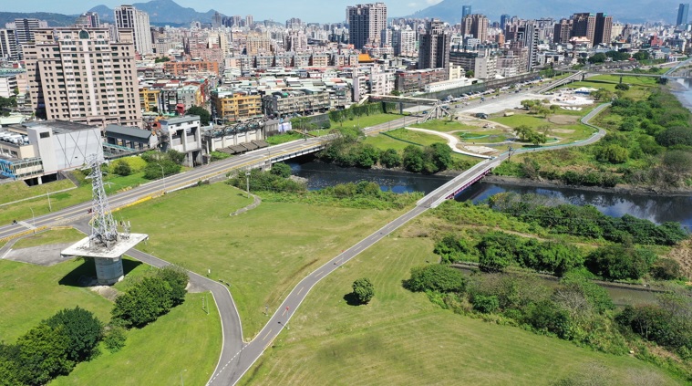 新北大漢溪左岸自行車道，沿途風光明媚。 圖：新北市水利局/提供