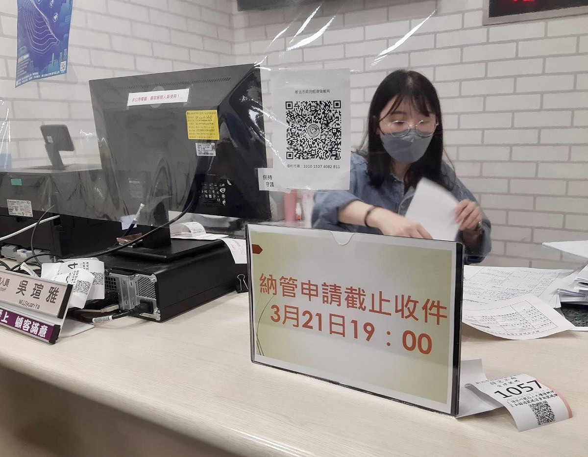 新北市特定工廠登記納管收件已於昨(21)日晚間7點正式截止，當日開設夜間櫃台總收件量達354件。 圖：新北市經發局提供