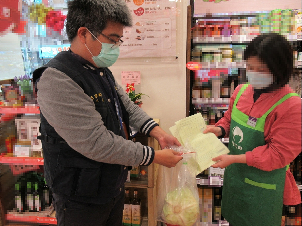 衛生局人員到「棉花田生機園地」板橋國光門市抽驗有機甘藍。 圖：新北市衛生局提供