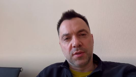 阿雷斯托維奇（Oleksiy Arestovych）呼籲和俄羅斯戰俘和平民持續對話，而不是以非人性化來面對。 圖：翻攝自阿雷斯托維奇臉書