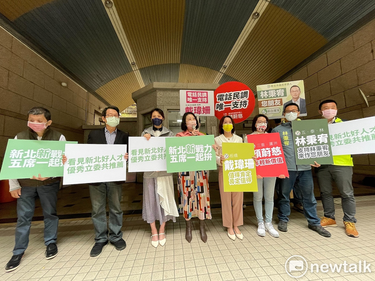 吳思瑤、沈發惠及賴品妤陪同陳文治、戴瑋姍、張錦豪及林秉宥、顏蔚慈完成黨內初選登記。 圖：林昀真/攝