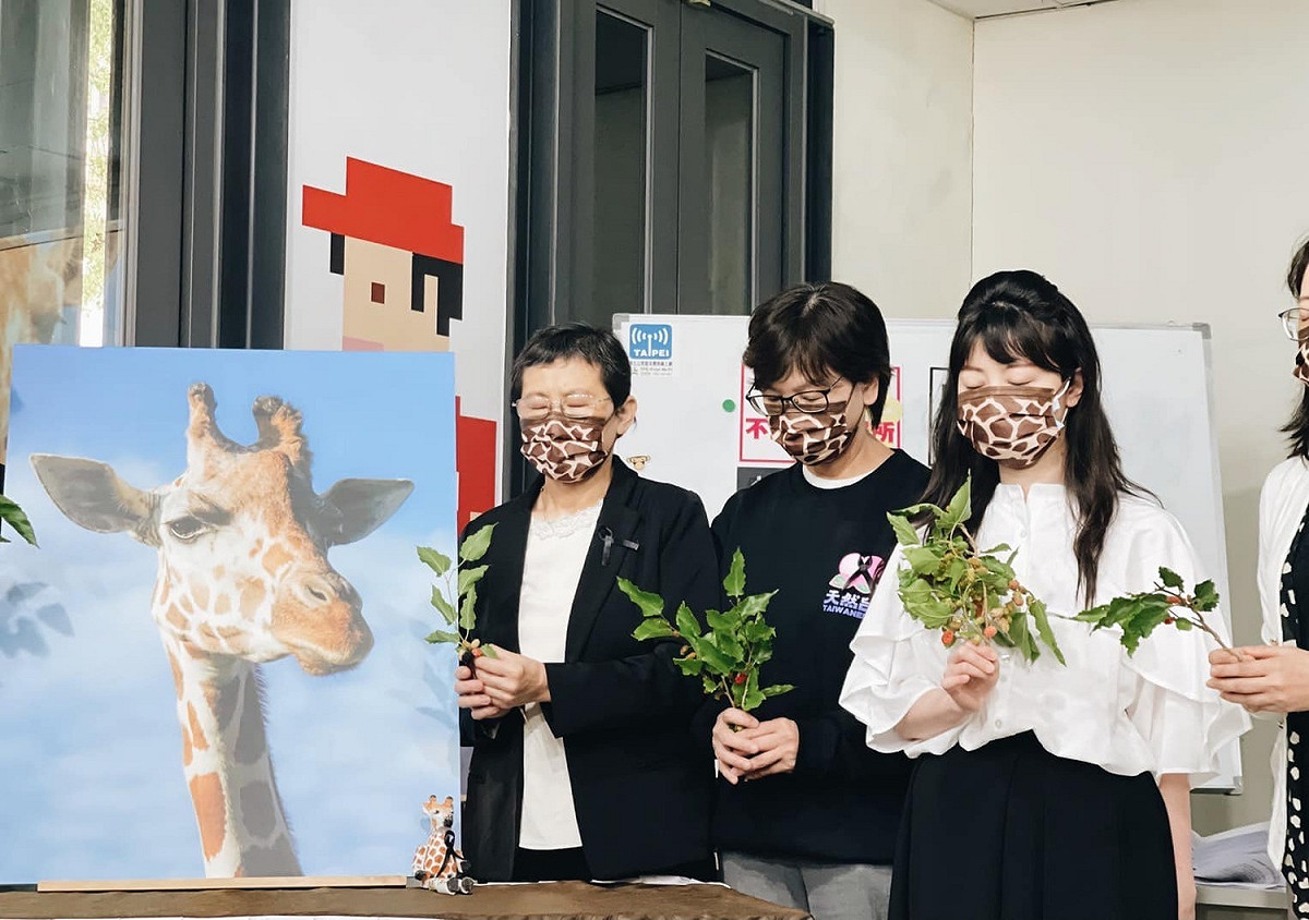 立委高嘉瑜、蔡壁如今出席長頸鹿布丁妹的追思會。 圖 : 翻攝自高嘉瑜臉書
