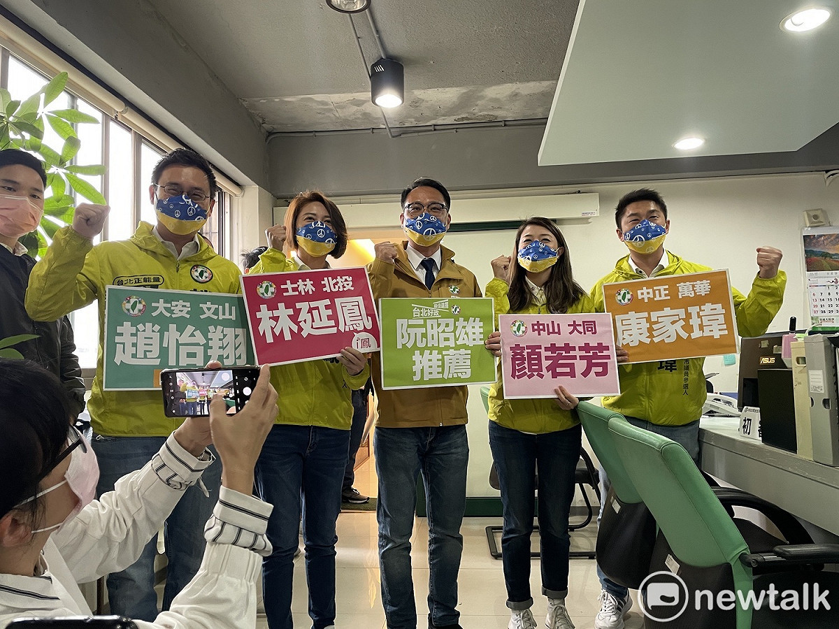 民進黨湧言會派系現任議員阮昭雄（中）率領趙怡翔（左1）、顏若芳（右2）、林延鳳（左2）、康家瑋（右1）等4人登記市議員初選。 圖：周煊惠 / 攝