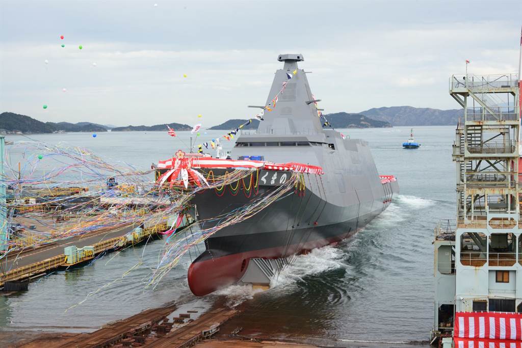 日本「最上級」(もがみ型)護衛艦「熊野號」(くまの，FFM-2)22日正式成軍服役。圖為2020年11月19日「熊野號」下水。 圖：翻攝 防衛省 海上自衛隊推特(資料照)