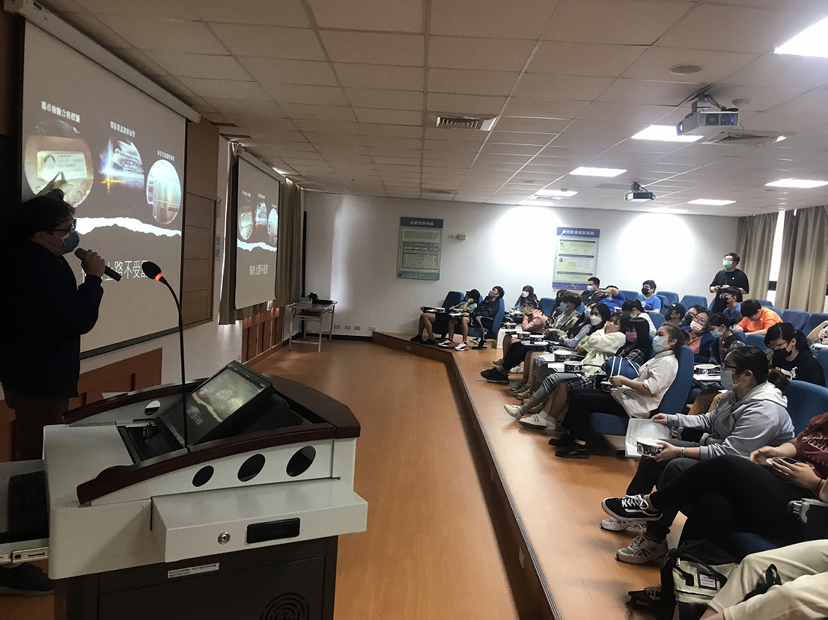 環保局率全國之先進入校園宣導，讓大學生瞭解使用非合格排氣管產生之噪音問題及罰則。
