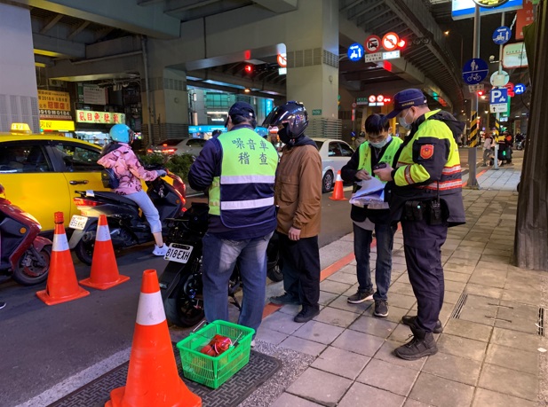 環保局與警察局聯手，於管制時段進行夜間攔查。