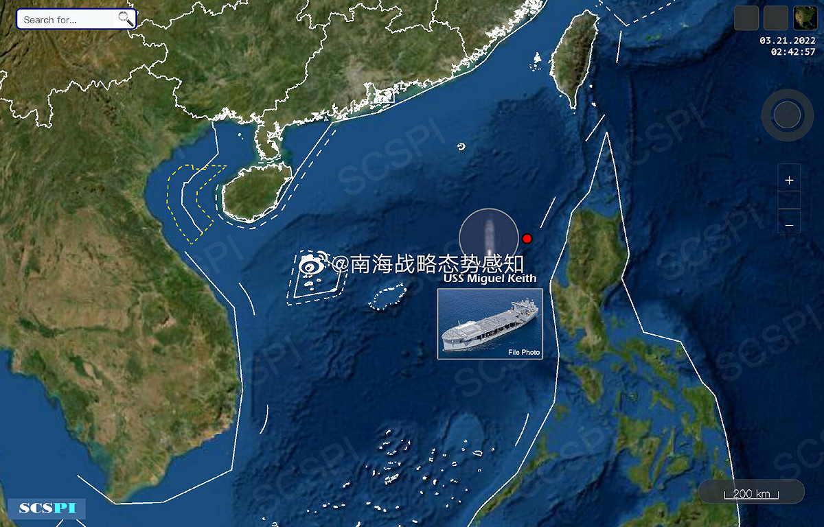 中國半官方智庫、北京大學「南海戰略態勢感知計劃」(SCSPI)，宣稱美軍9萬噸遠征移動基地艦「米格爾基思號」在1艘勃克級飛彈驅逐艦的陪同下，出現在巴士海峽西南位置。 圖：翻攝南海戰略態勢感知微博