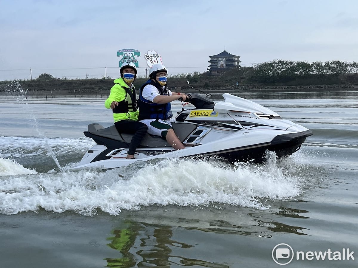 立委蔡易餘騎水上摩托車載其愛將台南市議員參選人王宣貿，沿八掌溪逆流而上抵達台南鹽水，送王宣貿返鄉參選。 圖：王宣貿提供