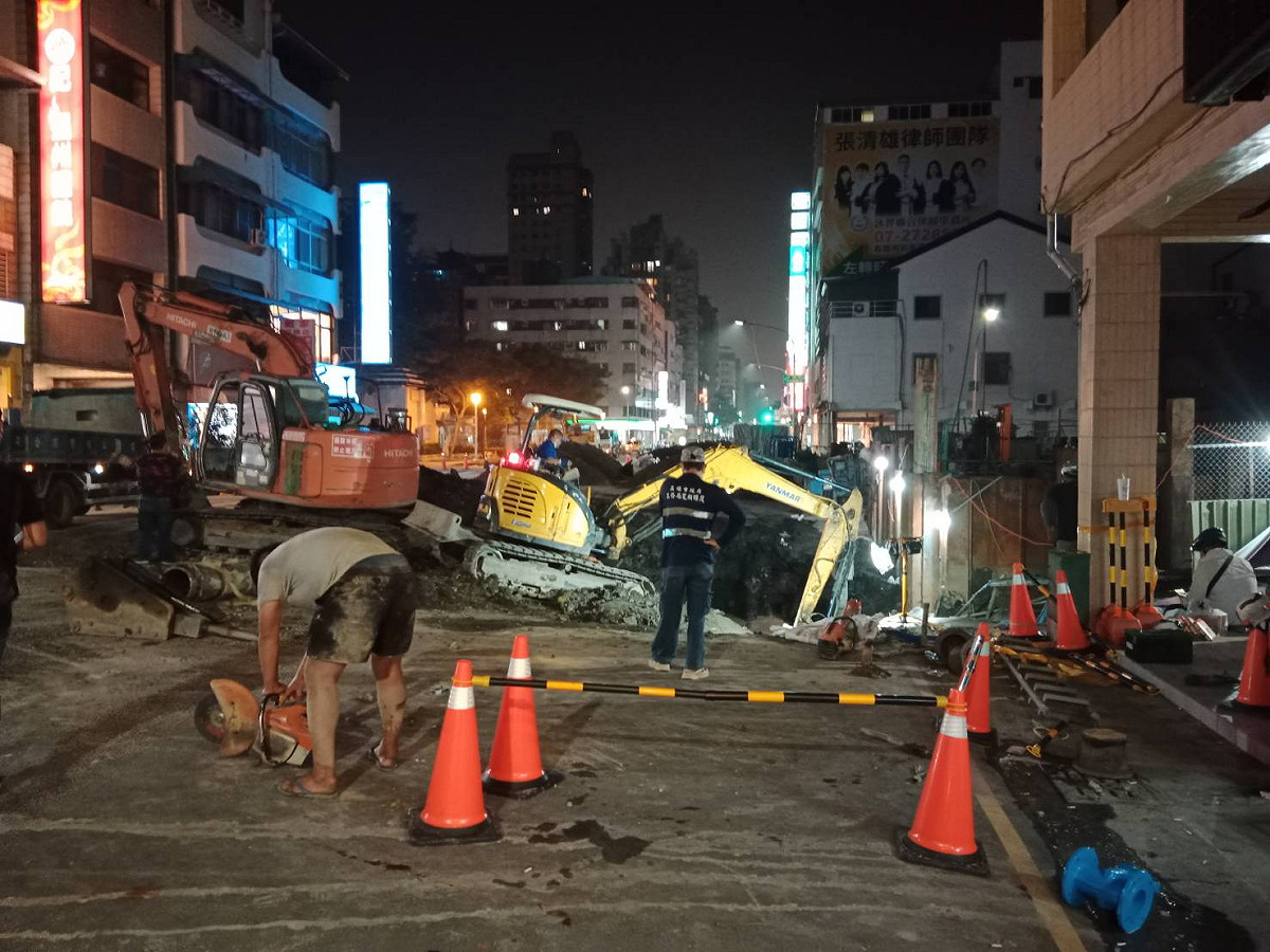 營造廠商將漏夜填補塌陷路面。 圖：孫家銘攝