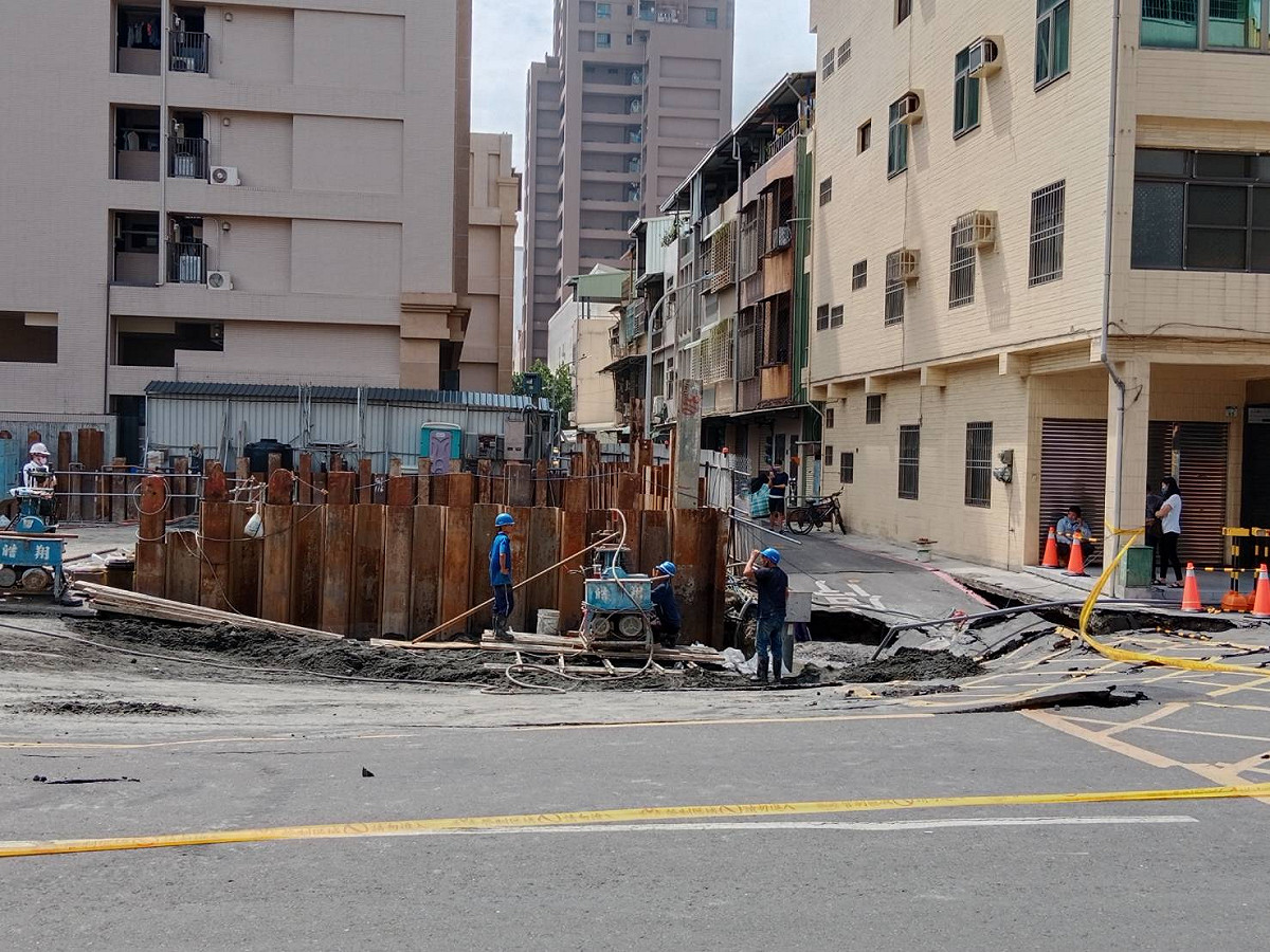 高雄市建築工地開挖地下室造成路面坍陷。 圖：孫家銘攝