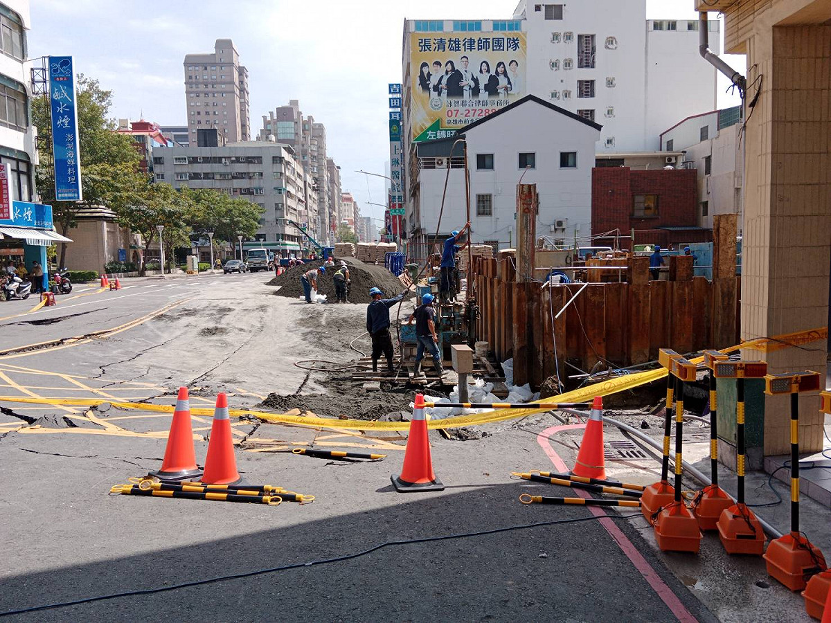 坍陷路面擋住巷口出路。 圖：孫家銘攝