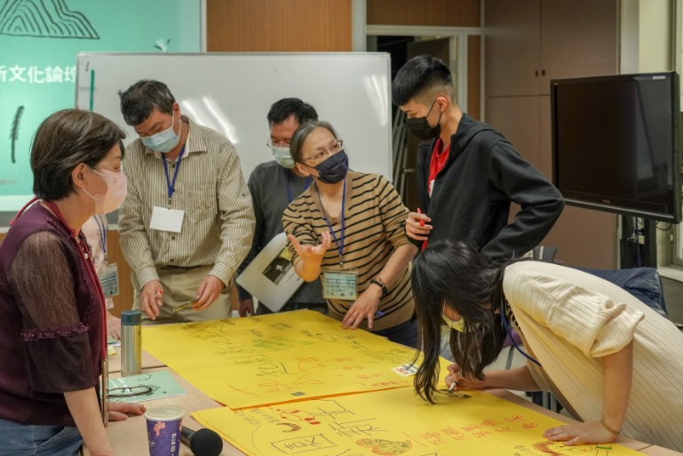 小組成員間跨越年齡與文化背景的差異，一同熱烈討論新北美學願景。 圖：新北市文化局提供