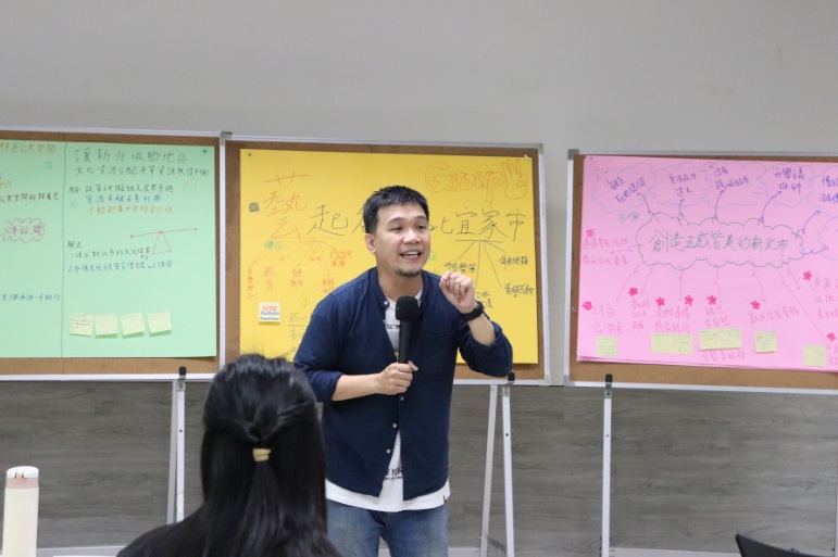 陳致中帶領民眾一同發想文化行動。 圖：新北市文化局提供