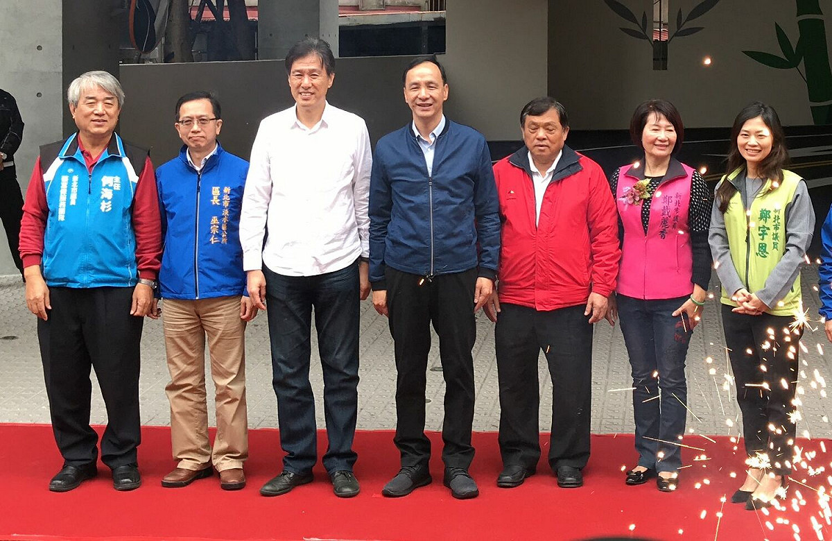 新北市第一選區四連霸議員鄭戴麗香突然棄選連任，打算國民黨佈局；圖為106年底淡水民生停車場揭牌典禮。 圖：王峻昌攝