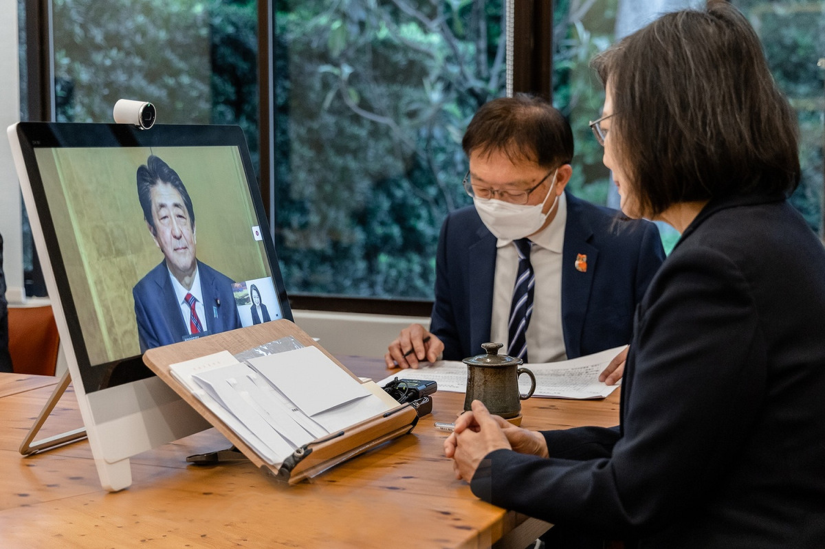 總統蔡英文與日本前首相安倍晉三在日華懇談會上視訊。 圖：總統府提供