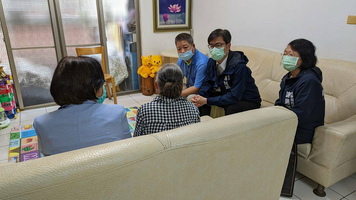 陳其邁(右二)親自慰問停電缺氧過世的長輩家屬。 圖：高雄市政府提供