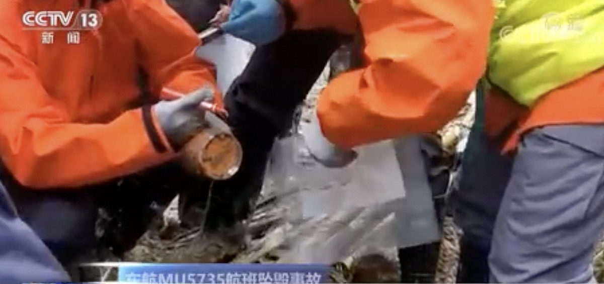 東航 MU5735 已經確定事故的主要撞擊點，目前已於現場搜索到 21 件遇難者遺物。 圖：截自央視（資料照）