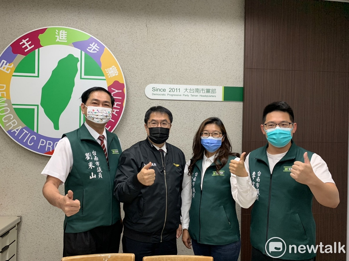 黃偉哲陪同多位議員前往民進黨市黨部登記議員初選。 圖：民進黨台南市黨部提供