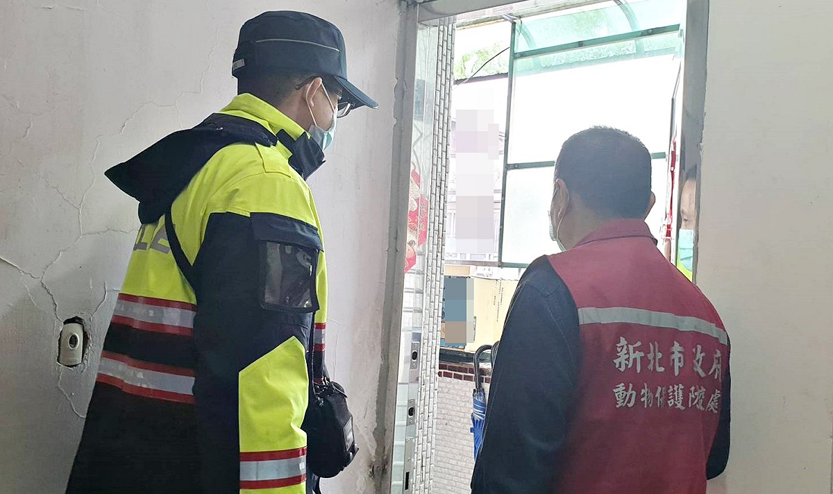 動保處會同警察局前往飼主家中巡查確認案件狀況。 圖：新北市動保處提供