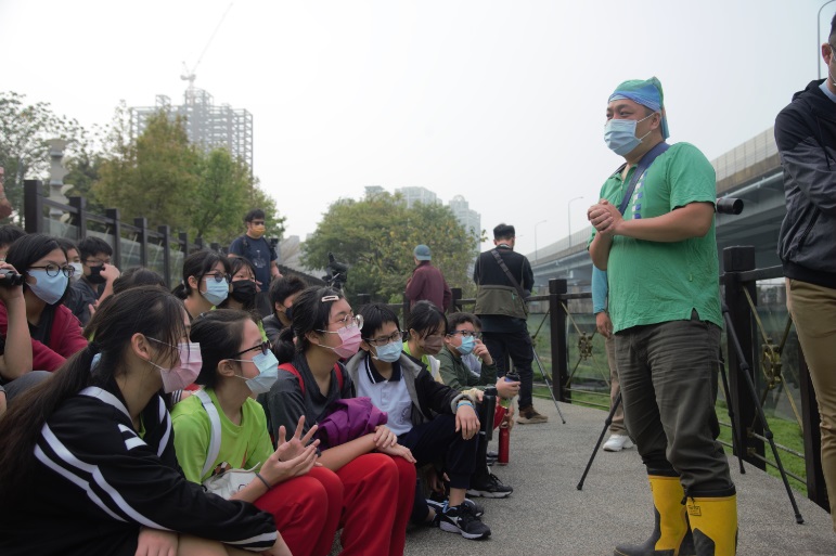 水利局以深入淺出方式說明湳仔溝整治策略。 圖：新北市水利局提供
