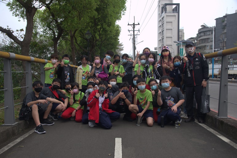 大觀國小30師生17日前往板橋母親之河的「湳仔溝」戶外生態教學。 圖：新北市水利局提供