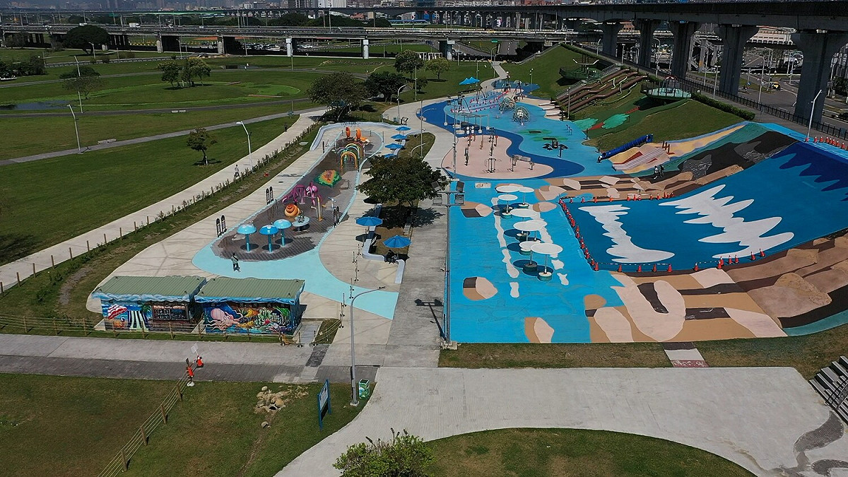 新北大都會公園熊猴森樂園再添「海世界水樂園」。 圖：新北市水利局提供