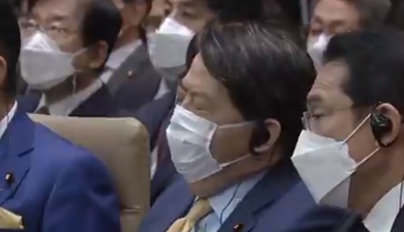 日本外務大臣林芳正在澤連斯基視訊演說中打呵欠。 圖:翻攝自ピーチ太郎2nd推特