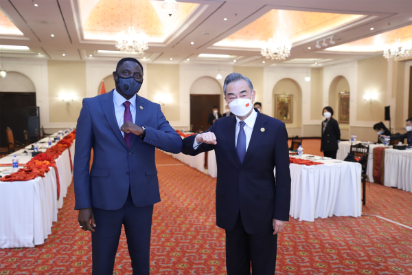 中國外交部長王毅（右）正在巴基斯坦出席伊斯蘭合作組織外長會議，圖為他與甘比亞外長會面。 圖：翻攝自中國外交部