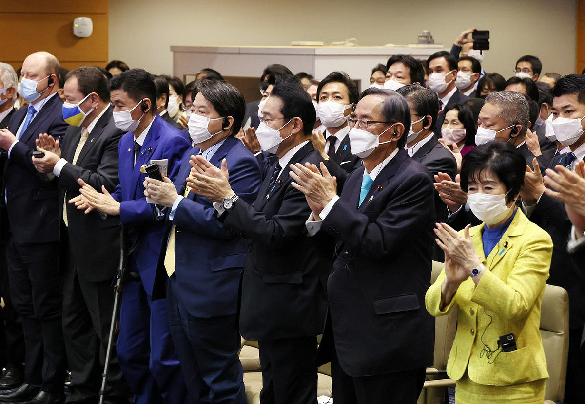 日本全體國會議員起立為澤連斯基演說鼓掌。 圖/翻攝自矢板明夫俱樂部 Yaita Akio 臉書