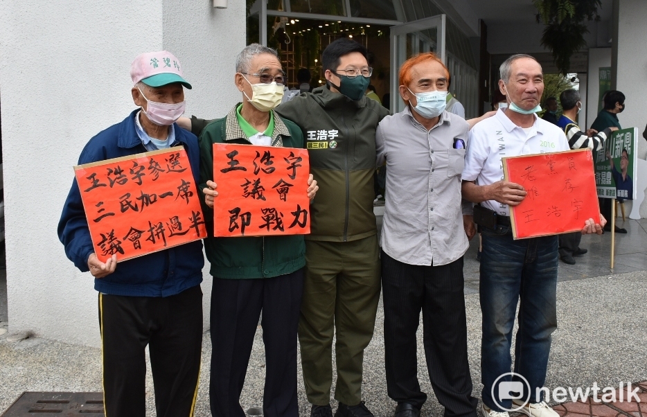 民進黨籍桃園市前議員王浩宇原先表態爭取高雄三民區議員席次，但為避免民進黨內廝殺，今日於臉書宣布退選。 圖：孫家銘攝